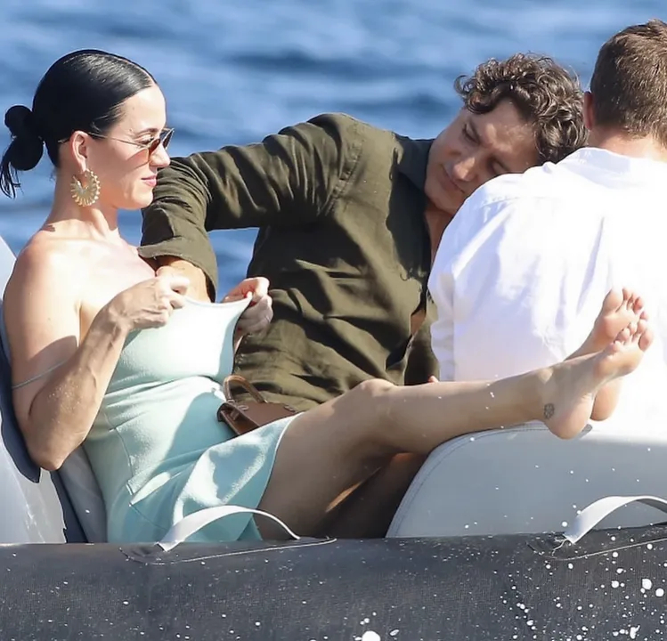水果姐Katy Perry和男友土豆哥特鲁多在法国度假，在享受日光浴的时候，土豆