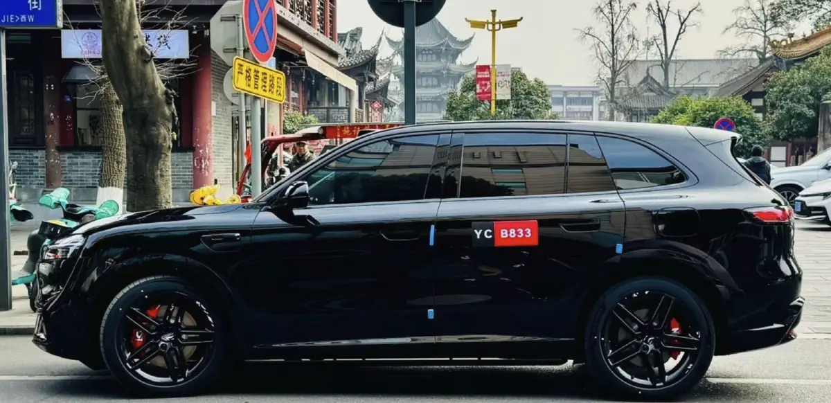 车若初见 盼星星盼月亮，问界M6黑车终于来了，红卡钳，大五辐轮圈，年轻还得这个味