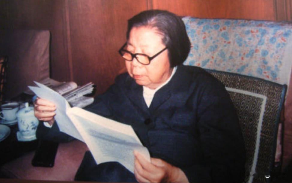 她叫杨振德，虽然是一位女同志，不过却有一个男人的名字，或许很多人都没听听说过她的