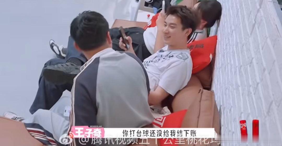 王子奇睡着被徐志胜盖衣服五十公里桃花坞 志胜做好事不留名，但桃花币会说话！王子奇