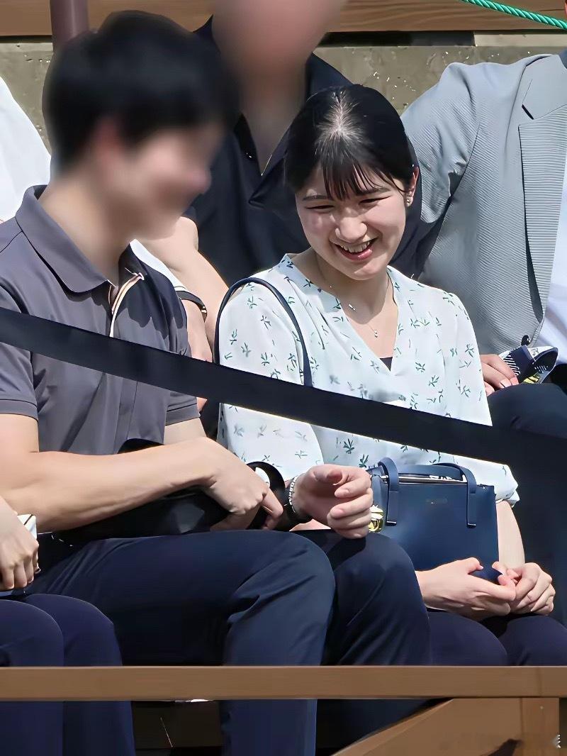 日本爱子内亲王和疑似男友被曝光谈恋爱，男友身高很高。 