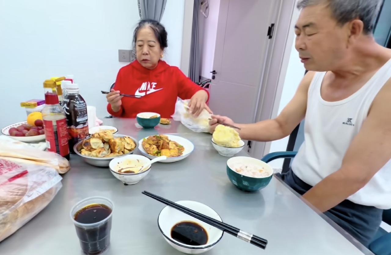 伙伴们，今天带我爸我妈去赶海，听说每天都穿拉海鲜回来，老新鲜了，大飞蟹，海参，鲍