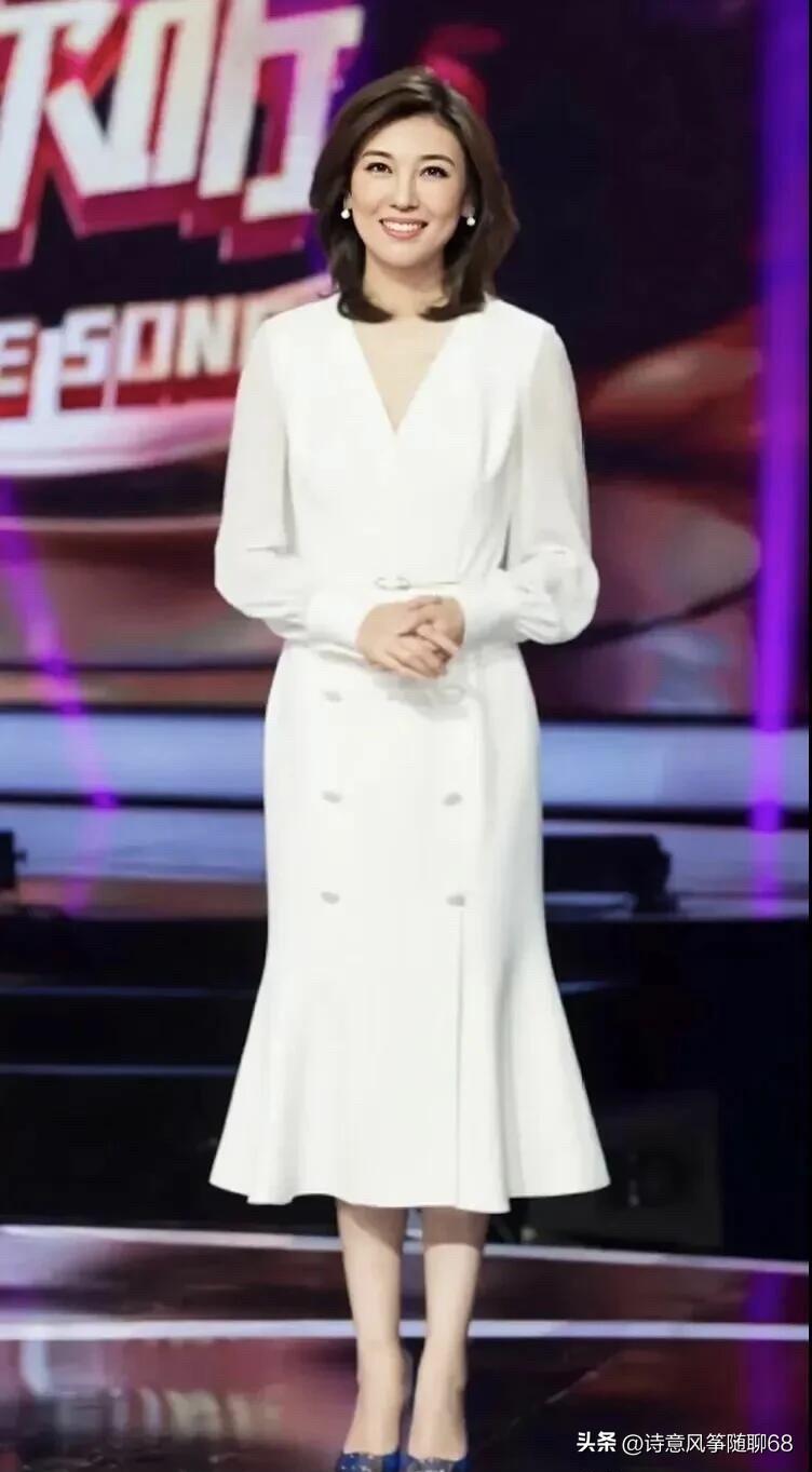 李红怎么还是那么美，骨架小的女生真的很显年轻，真的是天生的衣服架子，穿什么都好看
