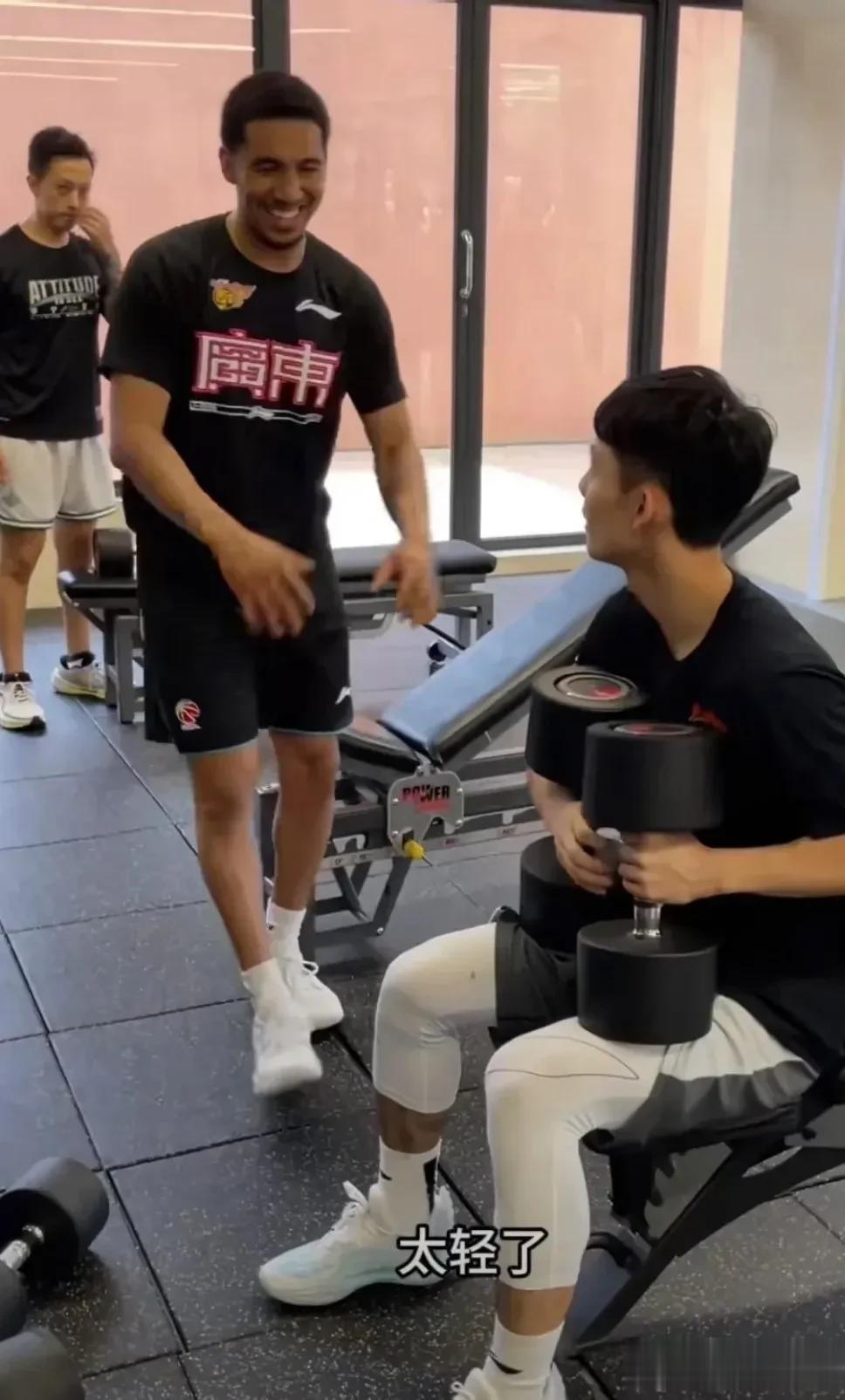 徐杰完美阐述了什么叫做“能力不大，脾气不小”！看看下图徐杰的眼神，明显甩脸子了！