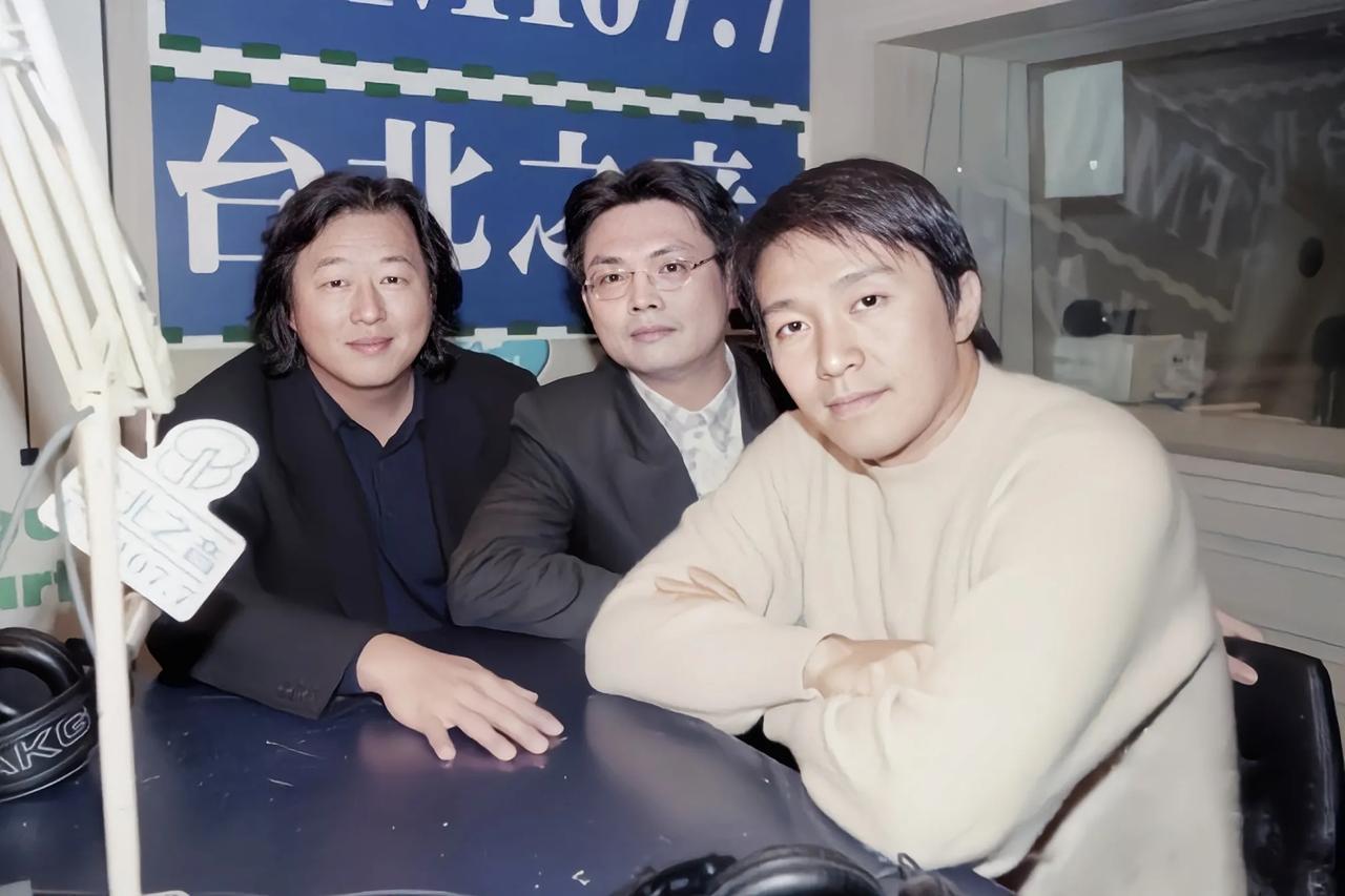 香港明星老照片系列之：周星驰与他的“声音”。

周星驰电影在内地和台湾爆红，绝对
