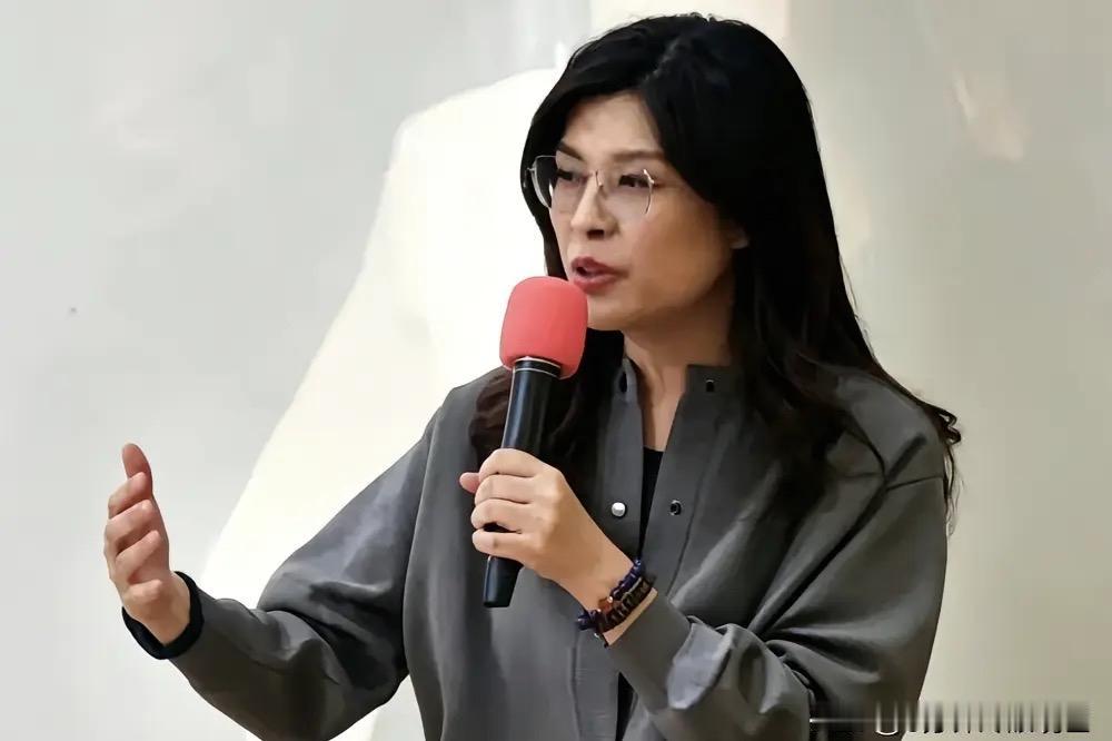 虽然郑丽文对于统一也不诚心，但至少是我们可以争取的中间派，能谈。
只要能谈，相比