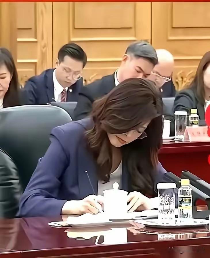 其实啊，真心建议她能够要个孩子，毕竟女人年龄越大恢复的越慢，

大家说是不是呢？