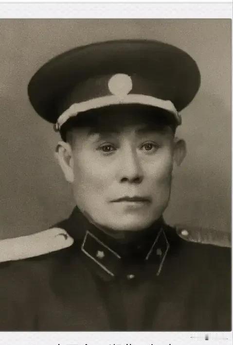 1974年301医院，82岁少将扔掉拐杖，向着病重的彭老总敬出最后一军礼
 
1