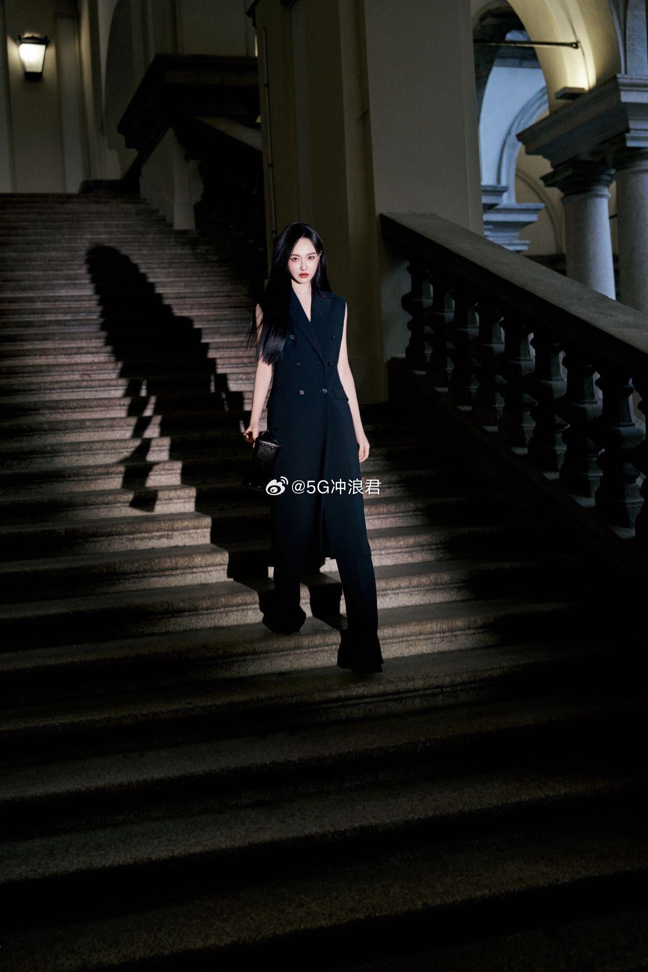 唐嫣好笔直的一条人 唐嫣这套黑色造型把她的气质完全衬托出来了，挺拔笔直的一条人。