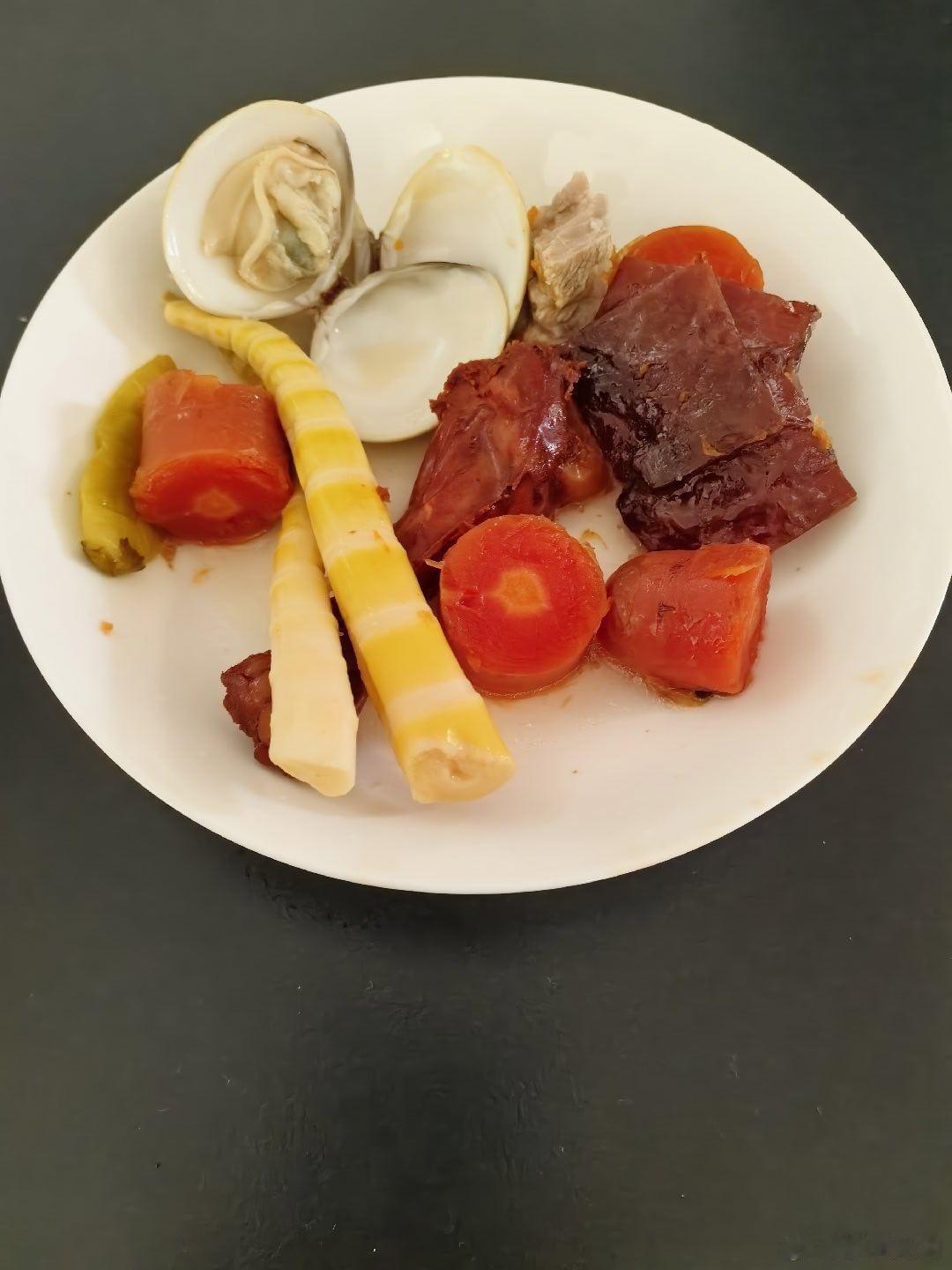 李爷减肥计划  减肥的第一百天。周末，好好睡了一觉，饿了，凑盘小菜，自斟自饮，喝