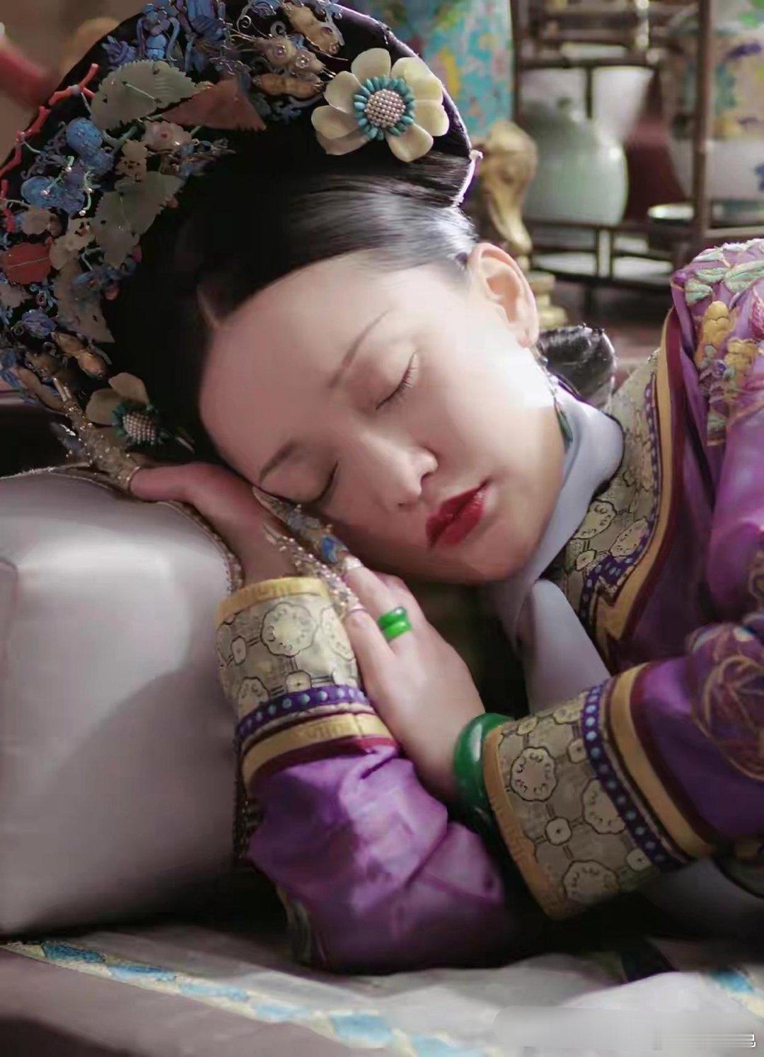 如懿时刻都在展示“体面”，睡觉的时候都要戴着护甲，也不怕扎着脸。 ​​​