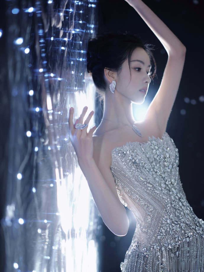 陈都灵星光大赏流苏钻石裙陈都灵极地银装女神 陈都灵星光大赏流苏钻石裙，陈都灵极地