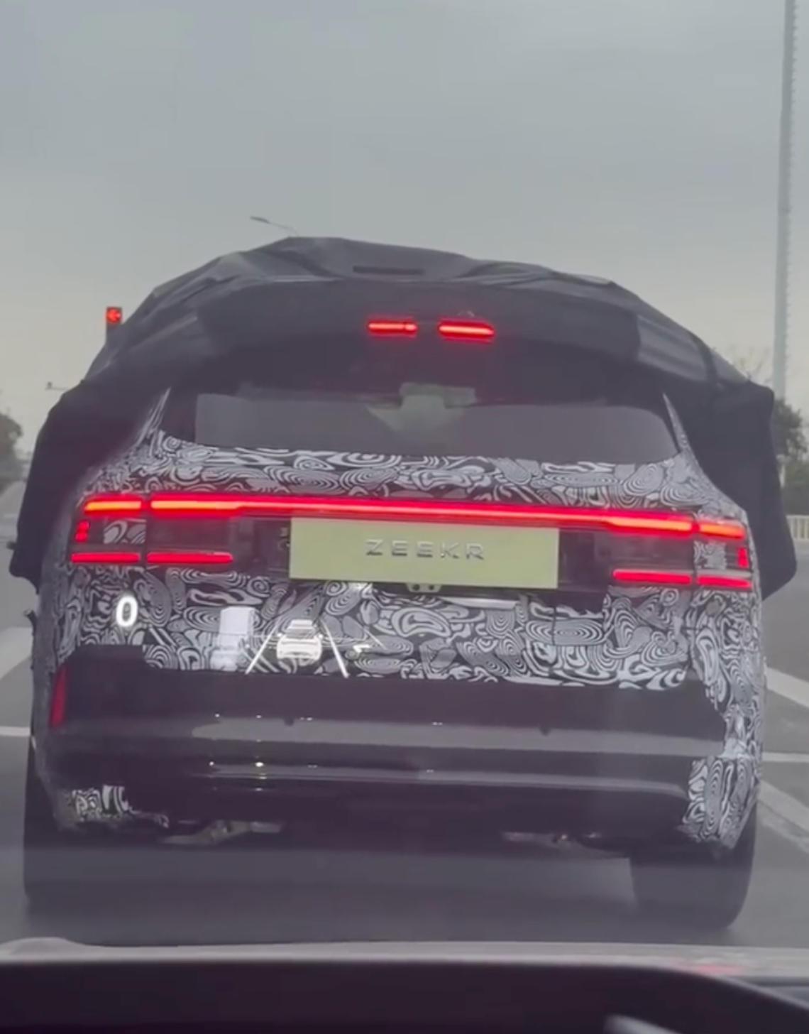 8X改名为9S？极氪9S或于明年一季度上市！
日前，网络上流传了一组全新极氪SU