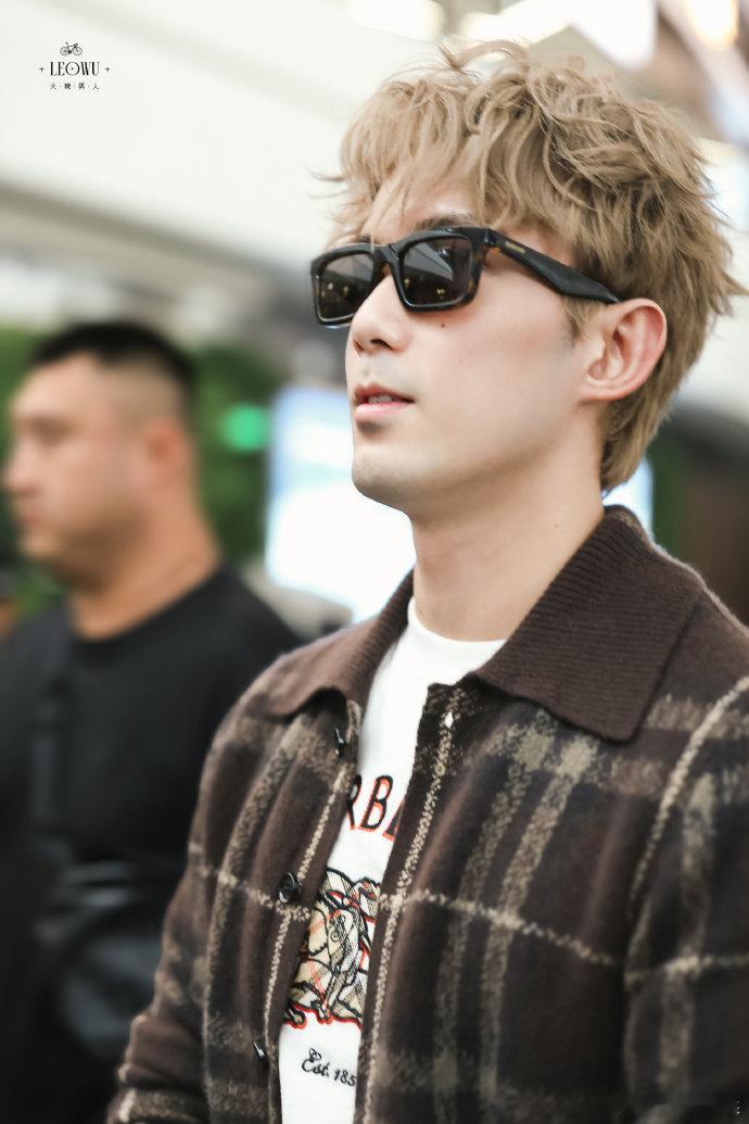 吴磊英伦白马王子 一袭白色大衣宛如白马王子。从容优雅的气质，生图状态绝佳，不少人