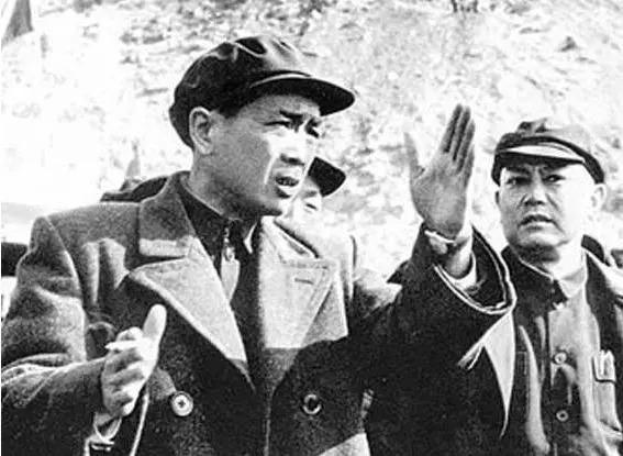 新四军团长被日军追击，向老农求救，老农却一脚将他踹入水田里。1940年，一个老农
