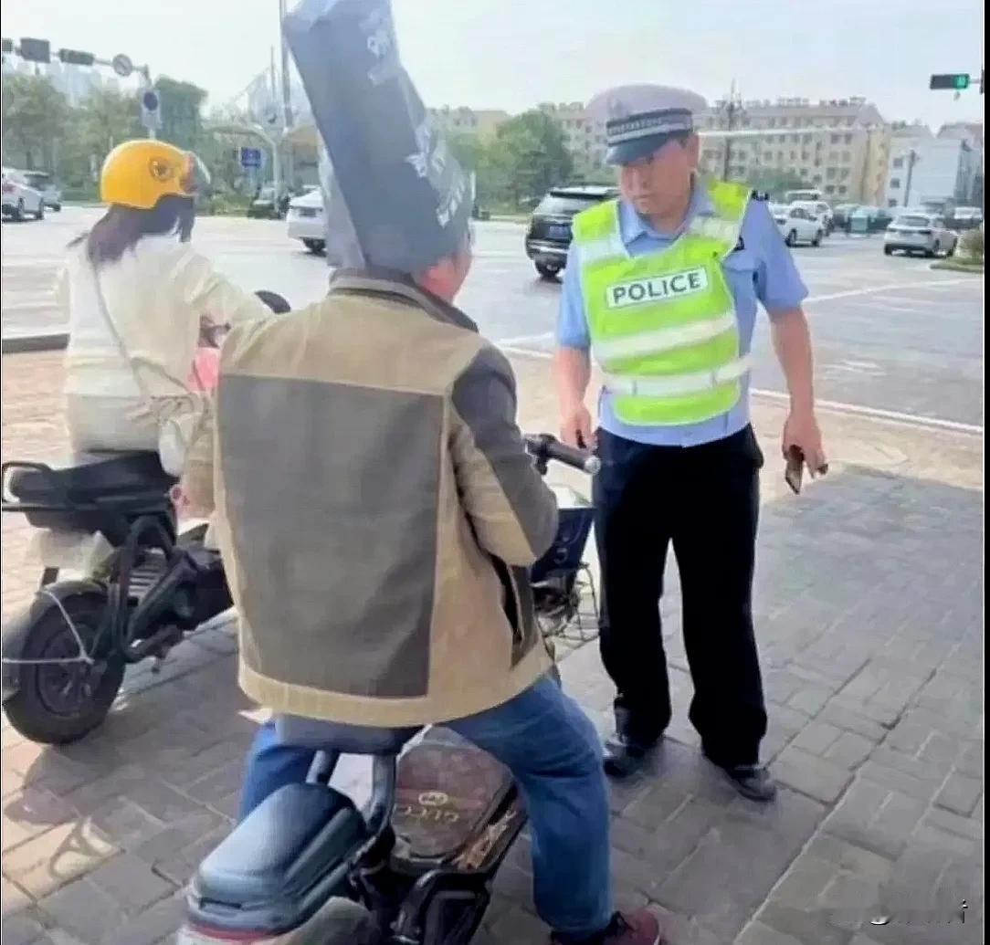 搞笑！此人骑电动车遇到交警，赶紧将手提袋当作头盔戴，会不会“罪”加一等？
#奇葩