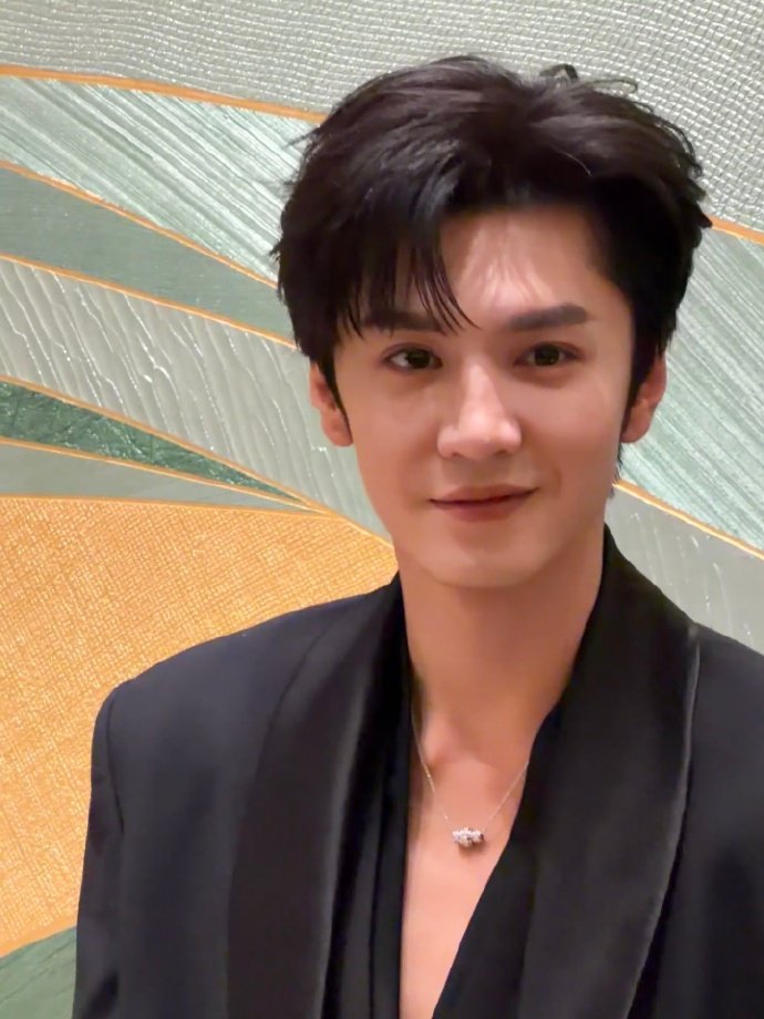 陈哲远又穿深V西装了 陈哲远allblack深V西装，陈哲远又穿深V西装了，谁能