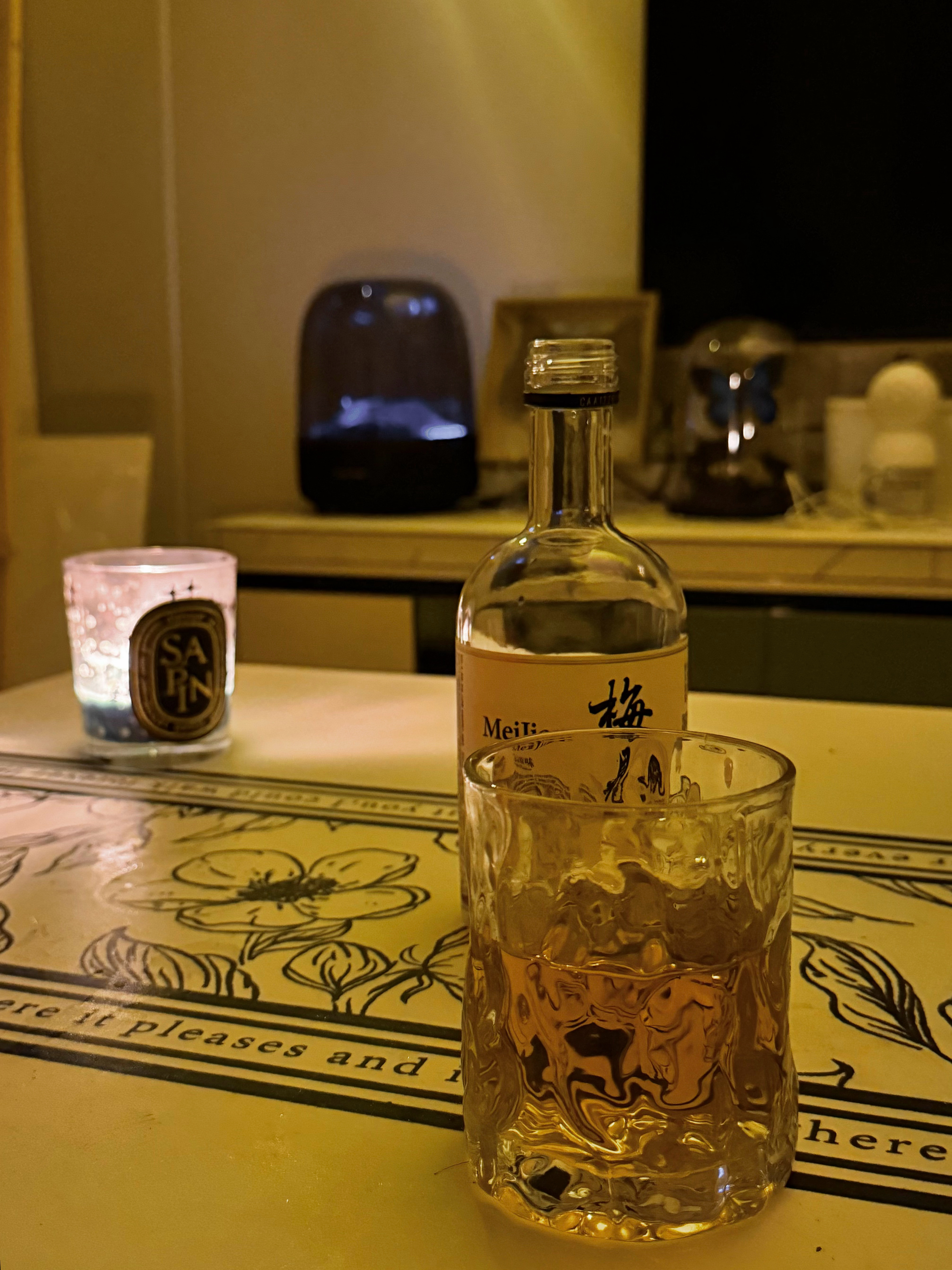 幸福的秘诀是睁一只眼闭一只眼 不再研究爱的浓度 ​​​