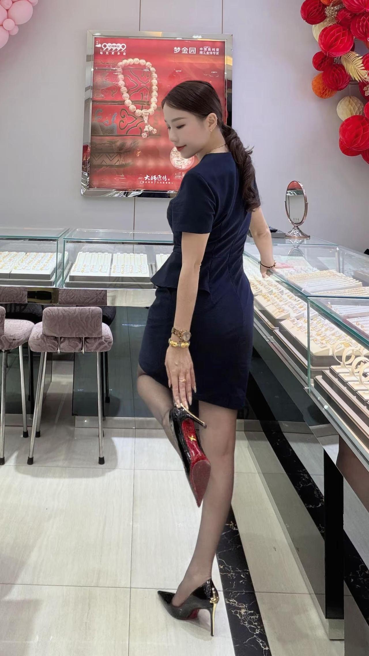 人与人之间一旦玩脑子就没意义了 我不会拆穿你 但我一定远离你珠宝💎小姐姐 卖珠