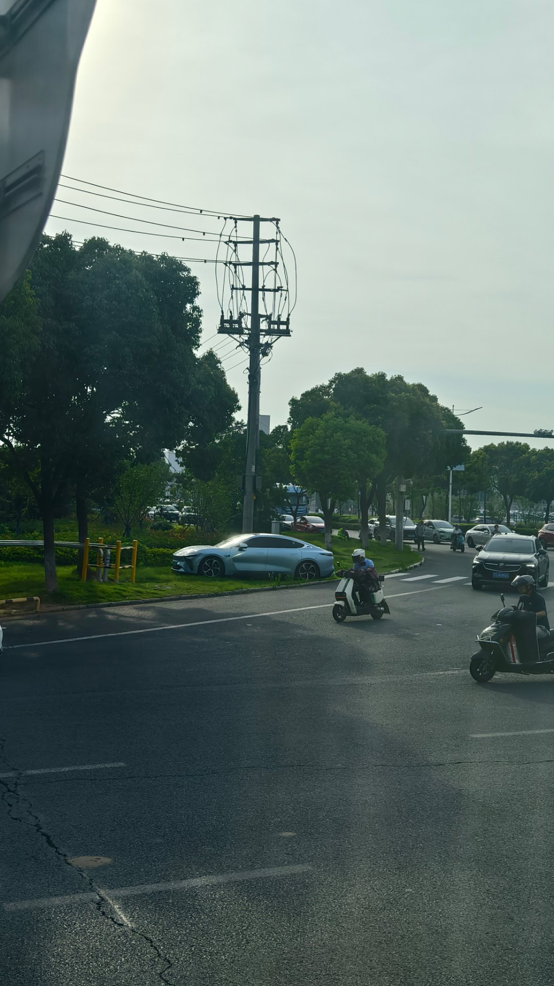 这是停车还是冲出马路了？  ​​​