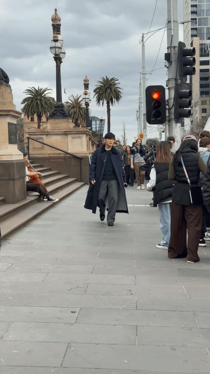 网友在墨尔本街头偶遇周杰伦 歌迷在墨尔本街头碰到周杰伦，看样子应该是在出外景拍摄