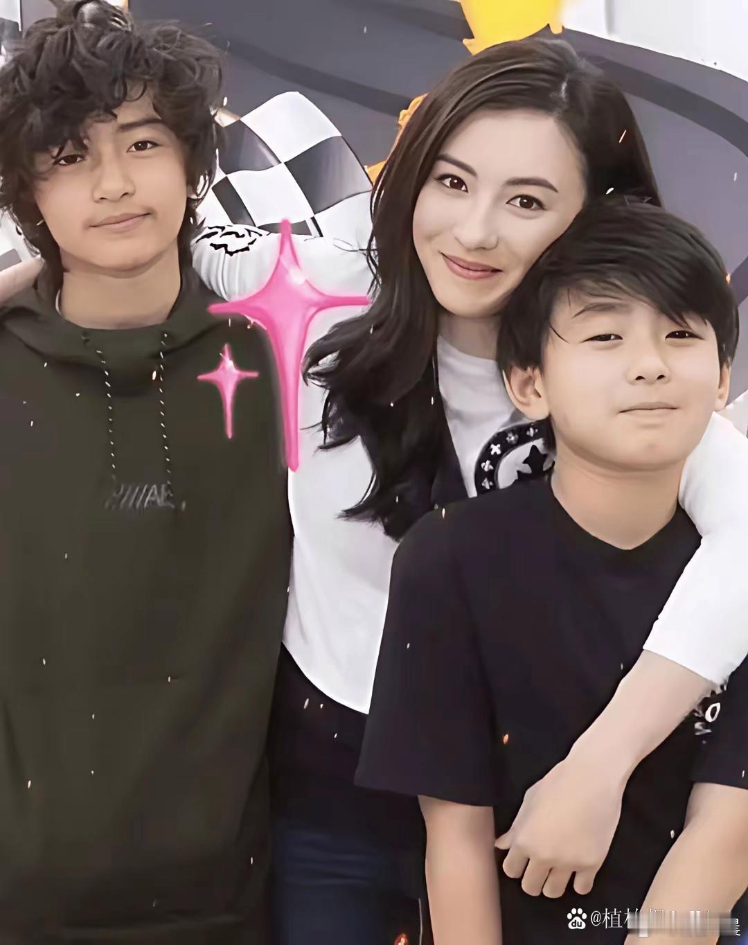 张柏芝和两个儿子温情同框，笑容温暖柔和，画面温馨和睦，满满的幸福感扑面而来。 