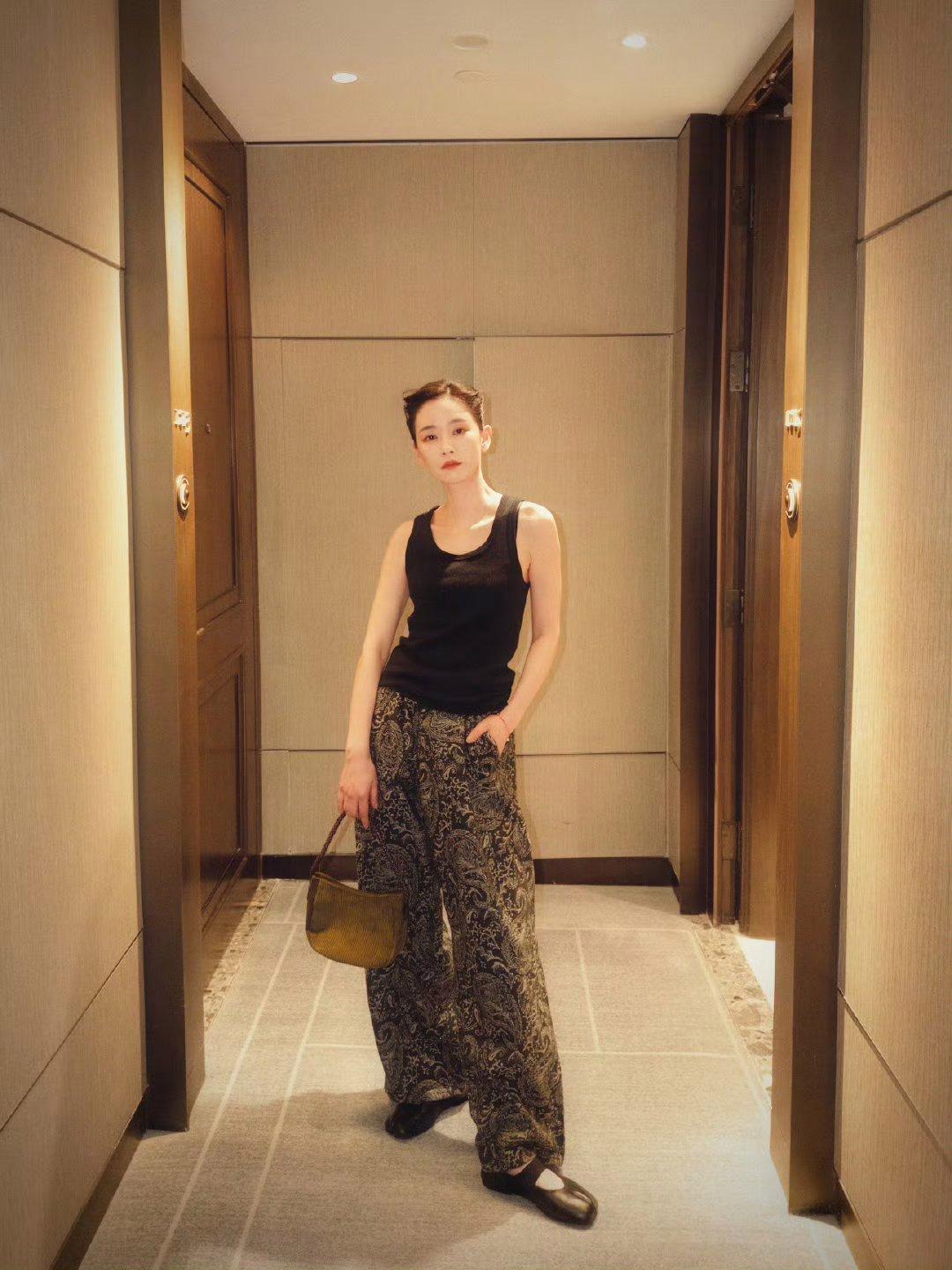 刘雅瑟, 夜幕下的都市风情，尽收眼底。她的这两身穿搭可真好看，时尚都市风尽显，谁