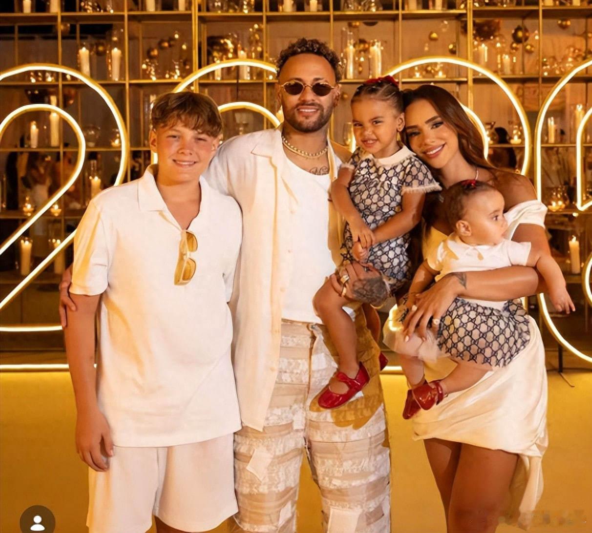 从球场天才到人生赢家，34岁内马尔依旧耀眼内马尔是当今足坛最具观赏性的巨星之一，