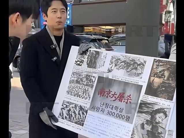 近日，有韩国人在街头自发向行人介绍南京大屠杀的历史。视频中，他手举写有韩文内容的