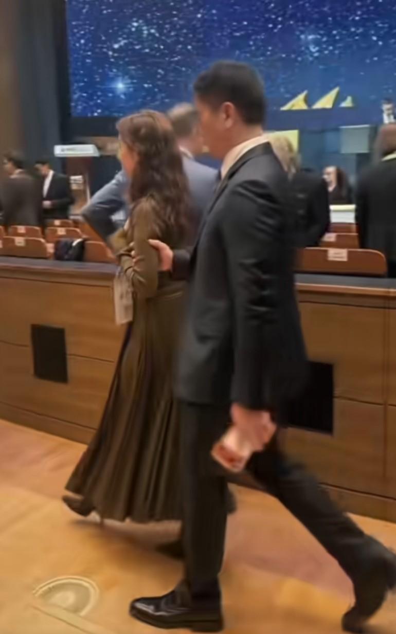 刘强东章泽天夫妇难得同框出席会议，这种卑微以前在黄教主身上看到过！没有崇拜他的眼