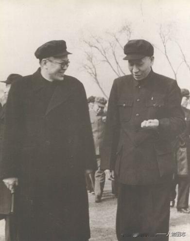 张闻天和刘少奇在一起(1955年)。