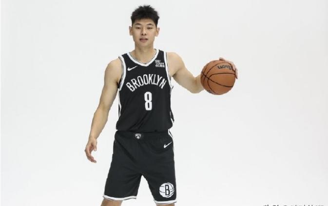 在篮网与快船的季前赛交锋中，尽管球队未能取得胜利，但新星崔永熙的首次亮相却成为了