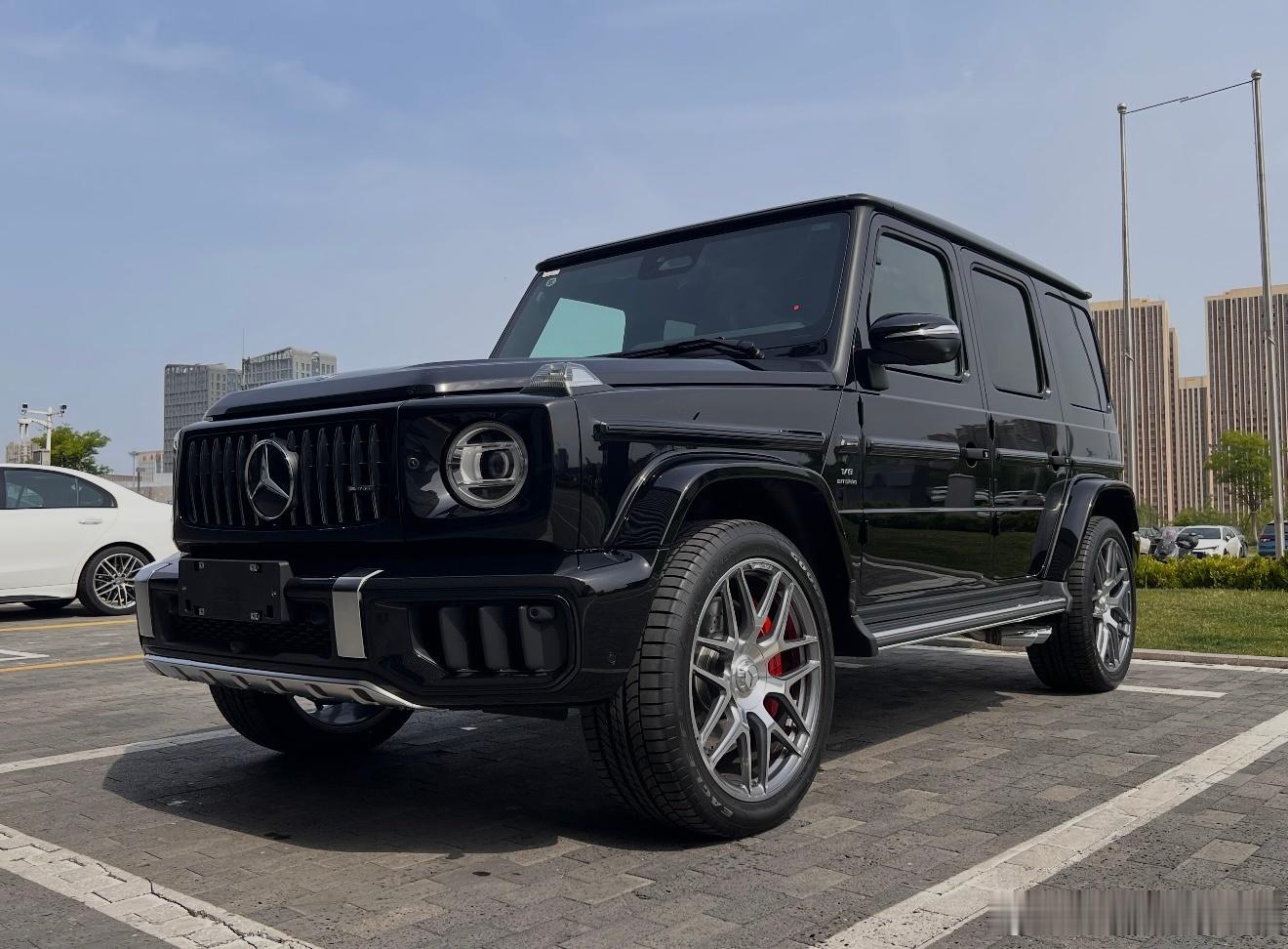 奔驰G63 黑车黑内 只选了一个A22 指导价2595500元选装A22 570