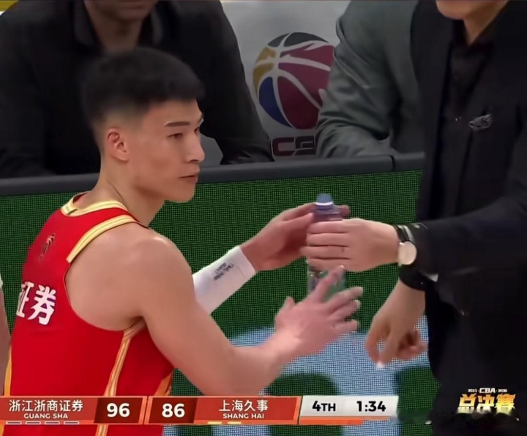 从来没有哪一个球员在场上打球，教练给递水的，但昨天广厦和上海的比赛场上，却出现了