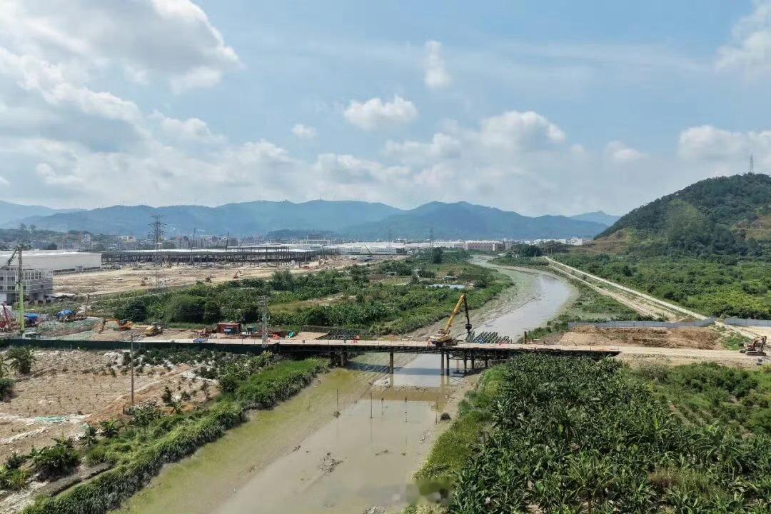 福州身边事福州城建【东南汽车城两座大桥加快建设】连日来，闽侯东南汽车城新城西路大