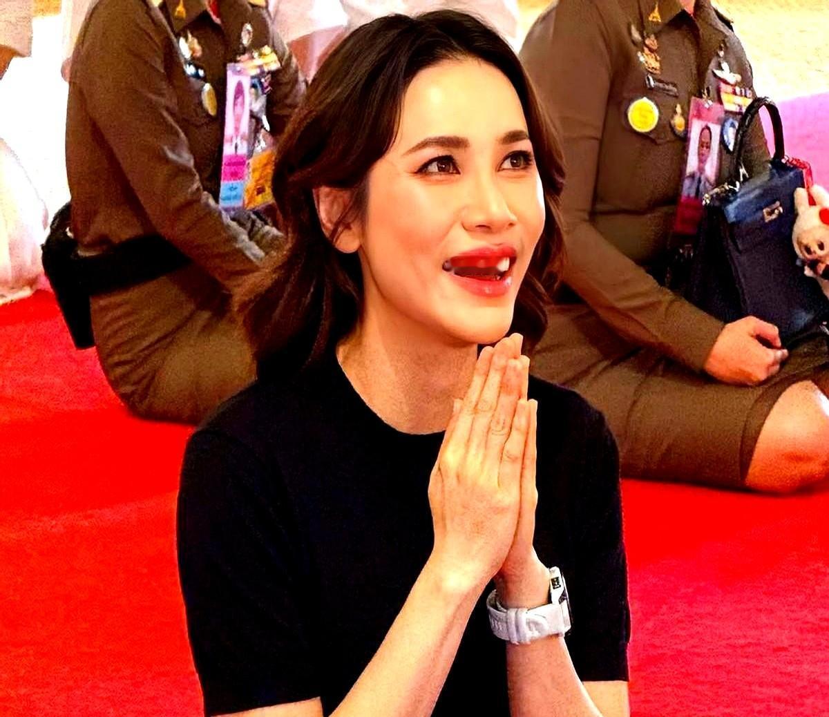 诗妮娜剪短发了，还敢把头发烫成外翻卷，这操作直接上了推特热搜。
泰国网友炸锅，保