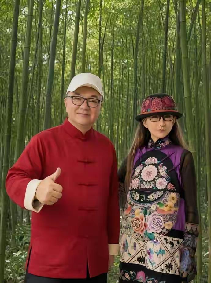 这张照片上的两个人是董路和杨丽萍老师合影吗？

董路和杨丽萍真正的同框合影，是9