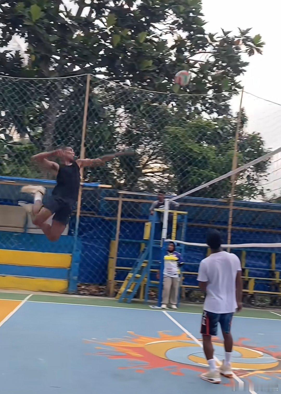 排球不落地 种族优势不得不服，后脚跟都要到p处了 