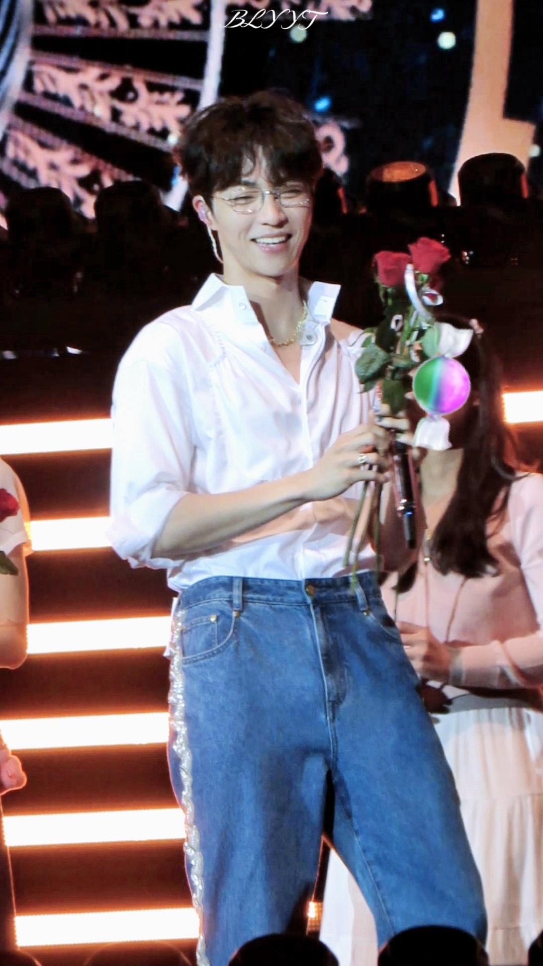 世界上有五千朵和你一模一样的花 只有你是我独一无二的玫瑰🌹 