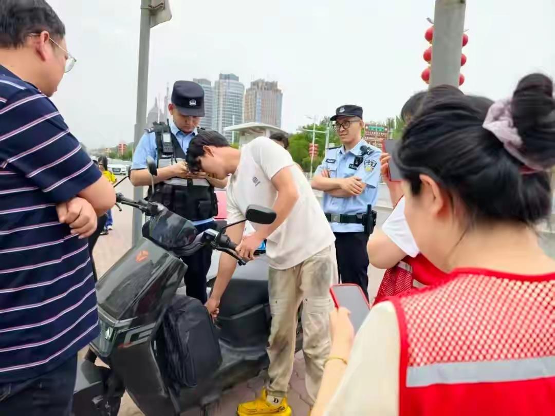 凡人挺身，渠边救人尽显人间赤诚
生死一刻见真心，凡人善举最动人。5月14日中午，