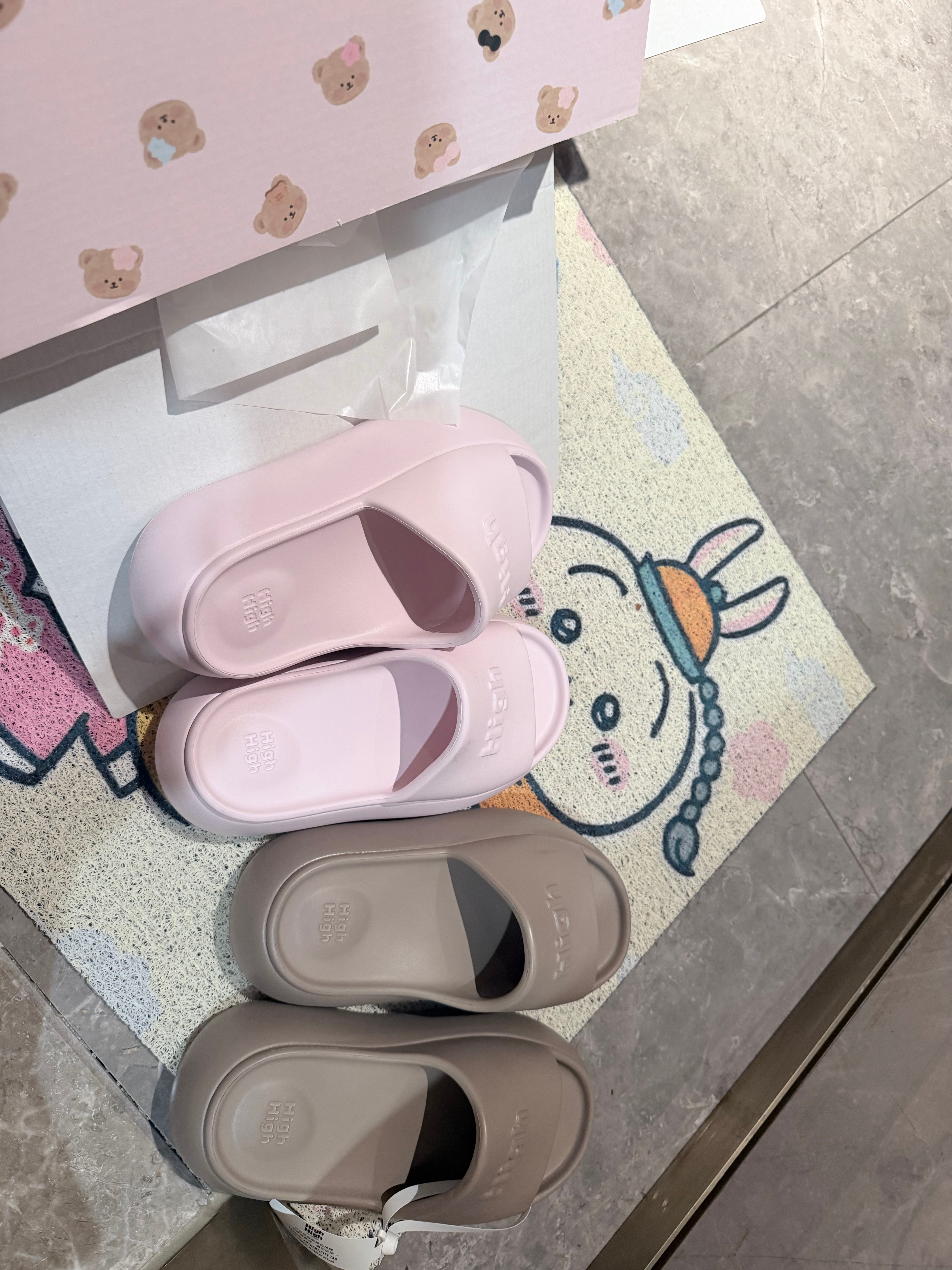 twoi的拖鞋一个颜色一双 还有一双蓝色在脚上 