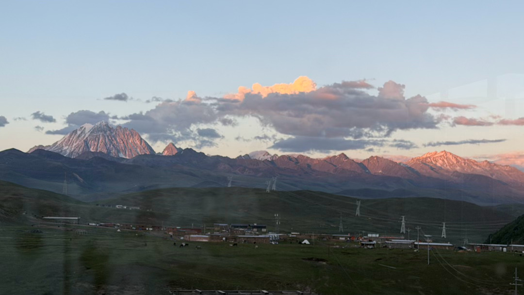 2026.6.6星期六等到了日照金山🏔️ 甘孜