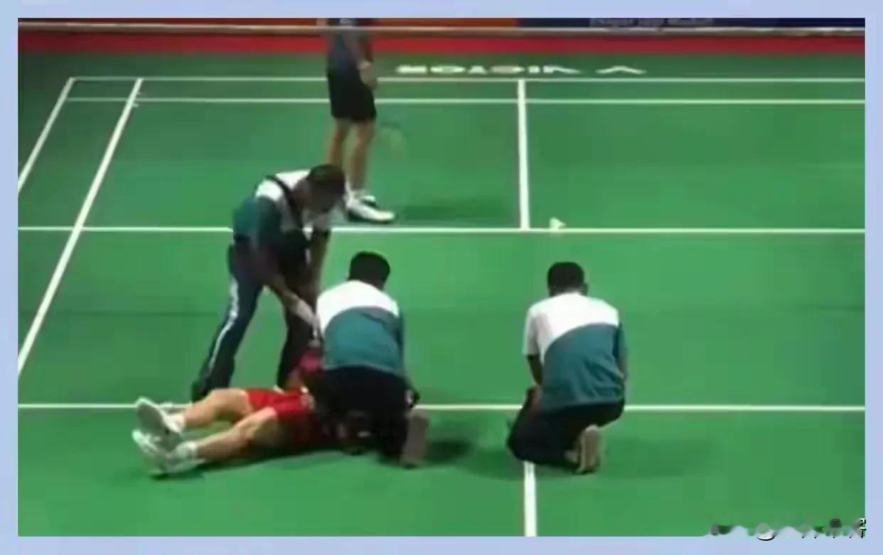【用一个悲剧提醒，队医都是摆设】羽毛球小将张志杰倒在运动场上的视频我看了。上来三