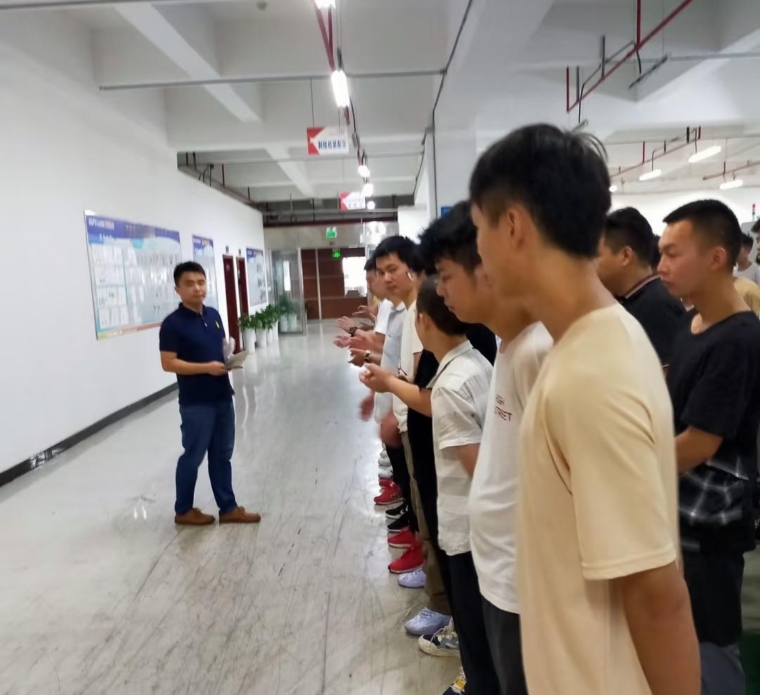 今天早上又开大会了，这个大会开完后估计很多新员工要提桶跑路了，感觉厂里快要倒闭的