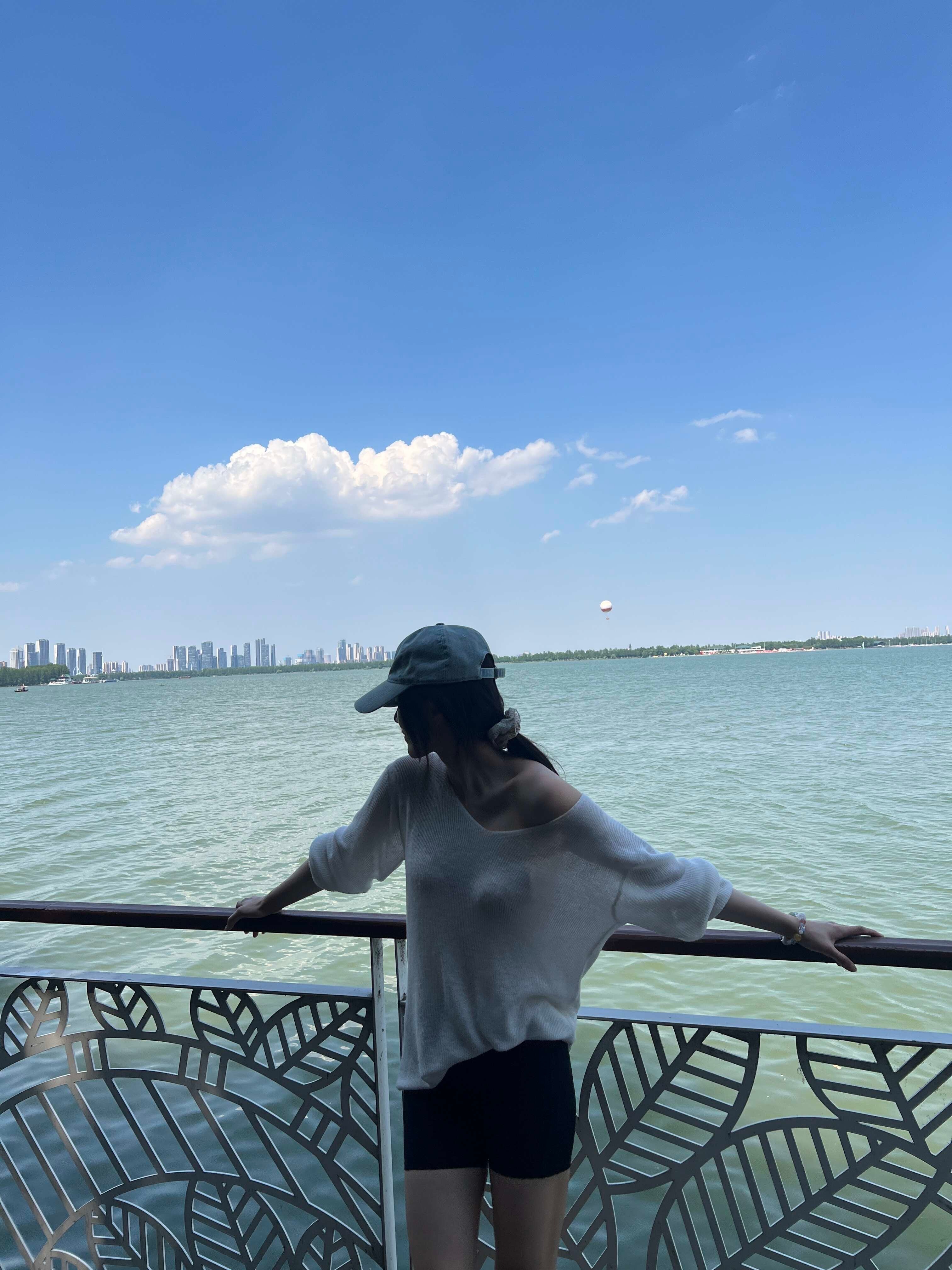 今天的天气真好，蓝蓝的天～  ​​​