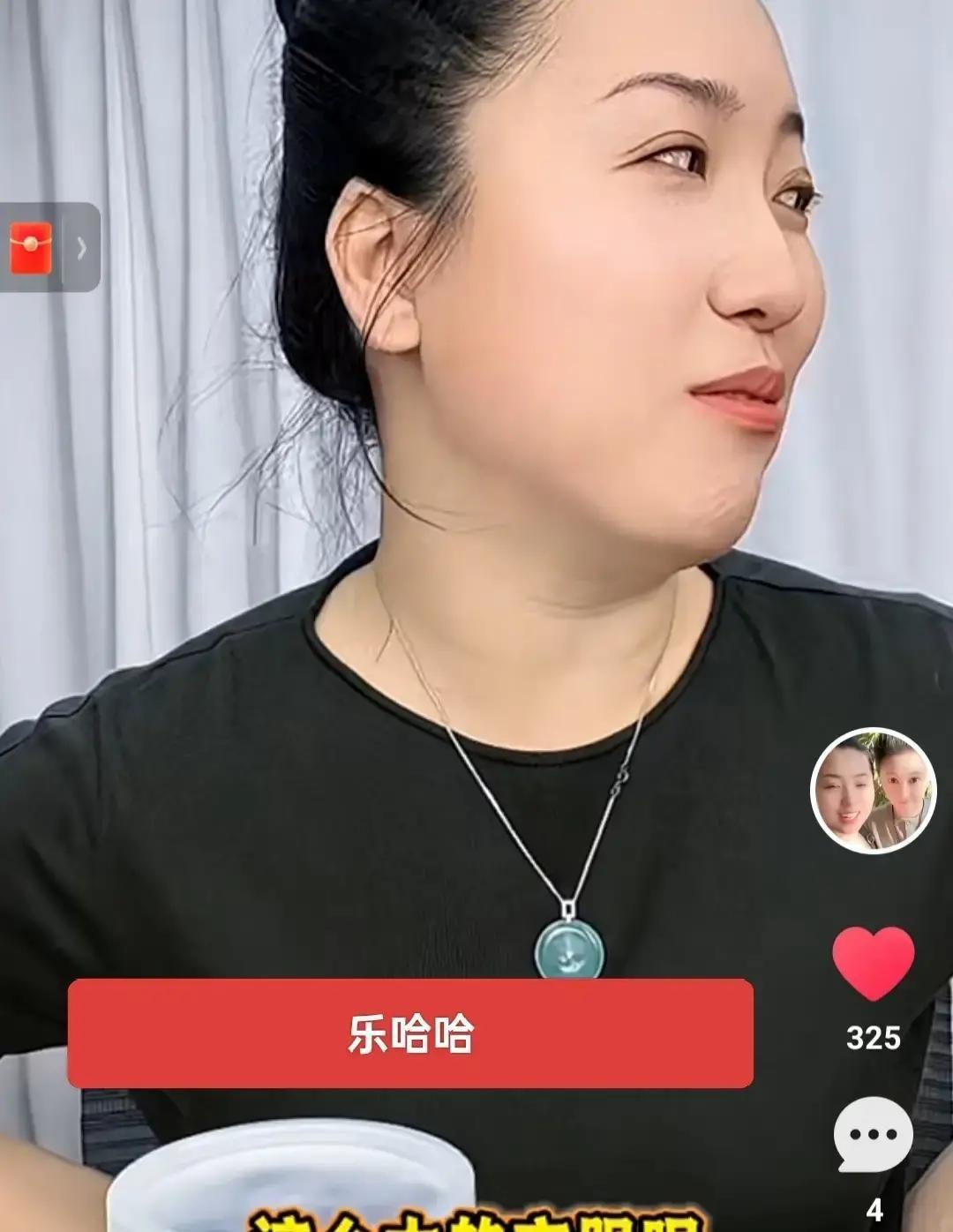 双姨给小皮挑生日新衣，一拆快递全家笑翻。
衣服大得能当睡袋，袖子直接盖到脚面。