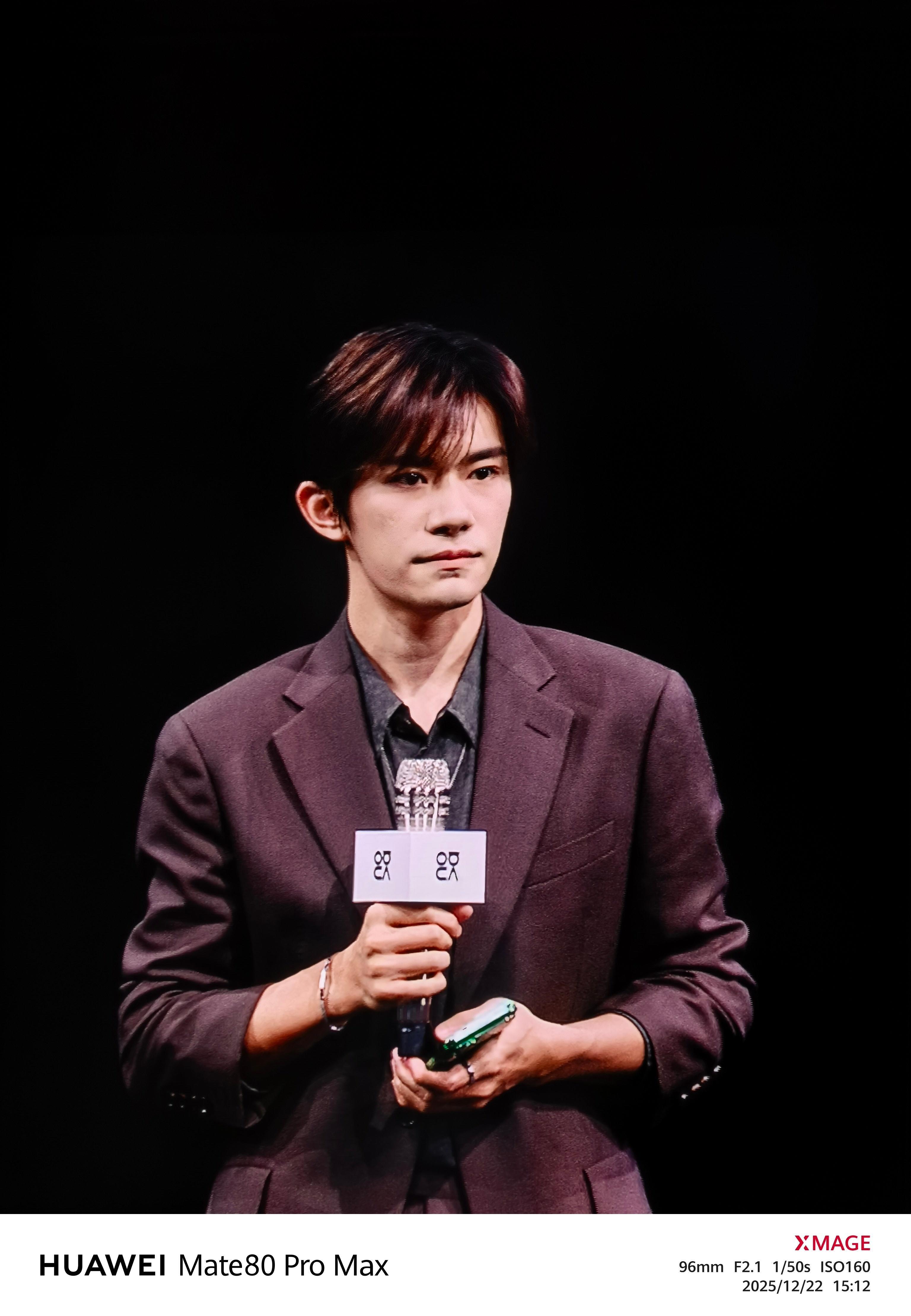 华为何刚晒与易烊千玺合照 不就是易烊千玺吗我昨天刚见