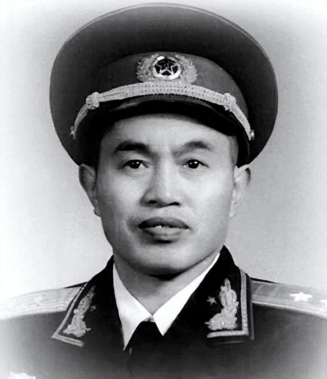 76年皮定均追悼会上，一名陌生面孔的老兵长跪不起，他是什么人？

“首长，那人跪