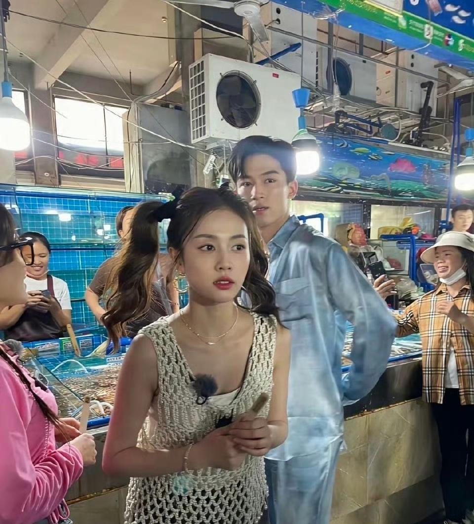 为啥那么多人说白鹿普啊？这不是挺好看的，生图路拍能长成这样的没几个了吧！皮肤也白