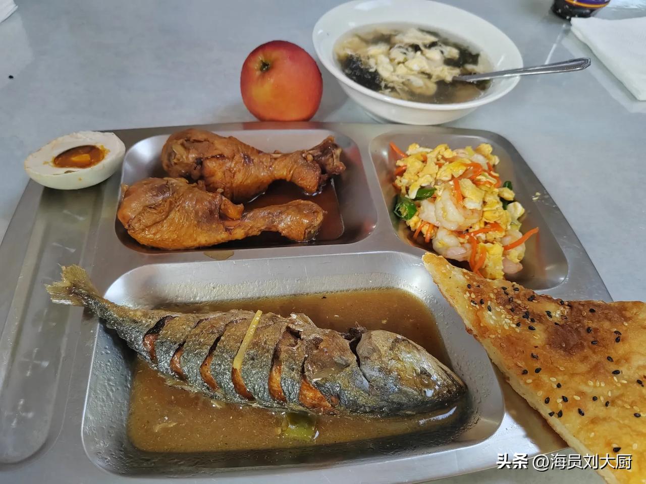老铁们，我们船舶昨天晚上八点钟就靠港了，靠港后紧接着开舱装货，装的是铁矿，而且是